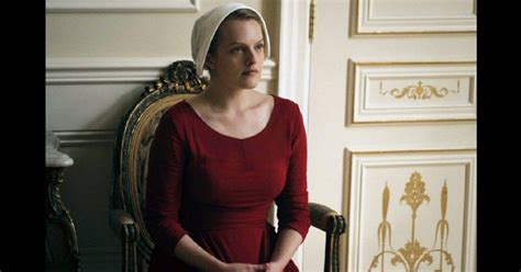  The Handmaid's Tale: Un racconto distopico sulla sottomissione femminile con Elisabeth Moss al centro del dramma!